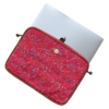 Czerwony pokrowiec - etui na laptopa w różnokolowe kwiaty z syntetycznego materiału lepszego od skóry.