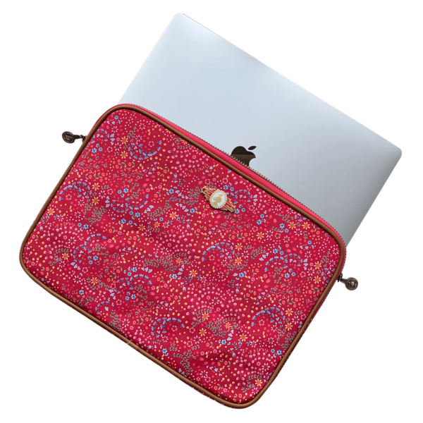 Czerwony pokrowiec - etui na laptopa w różnokolowe kwiaty z syntetycznego materiału lepszego od skóry.