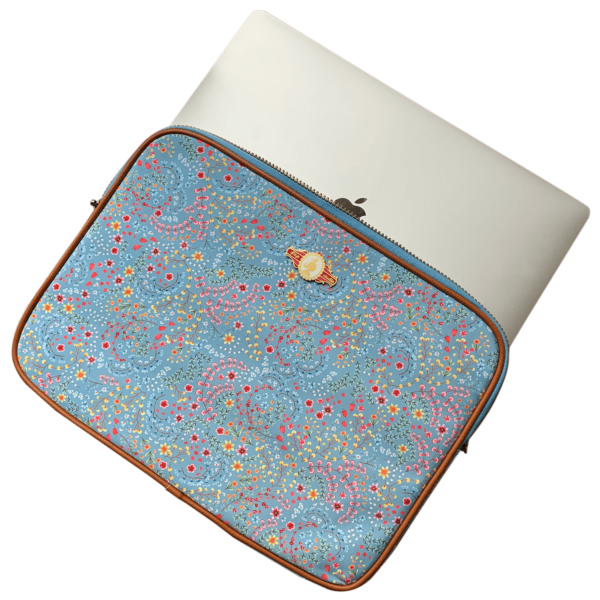 Niebieski pokrowiec - etui na laptopa w różnokolowe kwiaty z syntetycznego materiału lepszego od skóry.