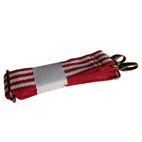 Czerwona torba z eleganckimi motywami palm z syntetycznego materiału ze skórzanymi wstawkami.