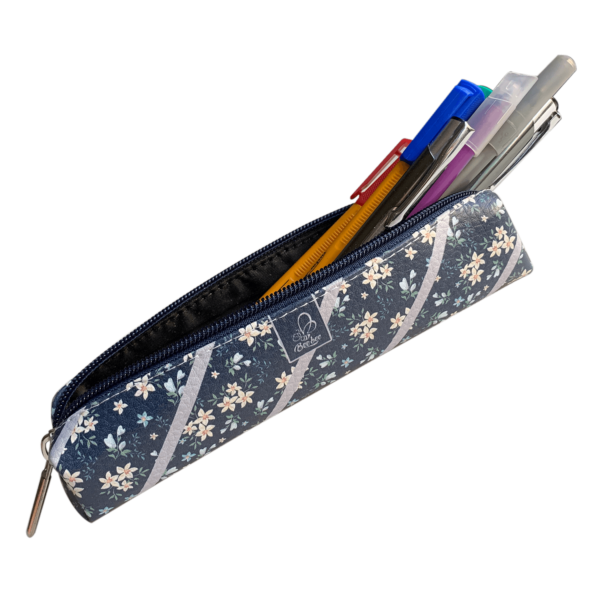 Etui - saszetka w kształcie kostki, a także mini piórnik prostokątny na długopisy i kosmetyki, idealne do damskiej torebki.